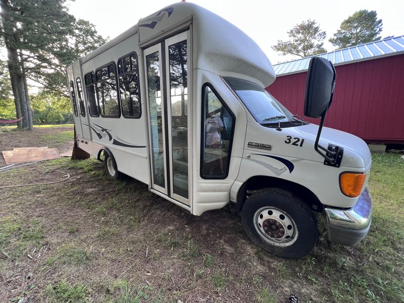 Picture 1/27 of a 2006 E-350 Shuttle Bus for sale in Hope, Arkansas