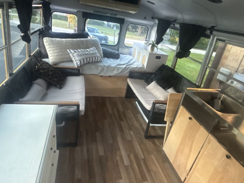 Picture 1/8 of a 2005 Thomas 041MS Cutaway for sale in Homewood, Illinois