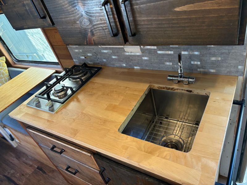 Picture 4/26 of a 1983 21' Toyota Sunrader 4X4 5.3l v8 for sale in North Bend, Washington