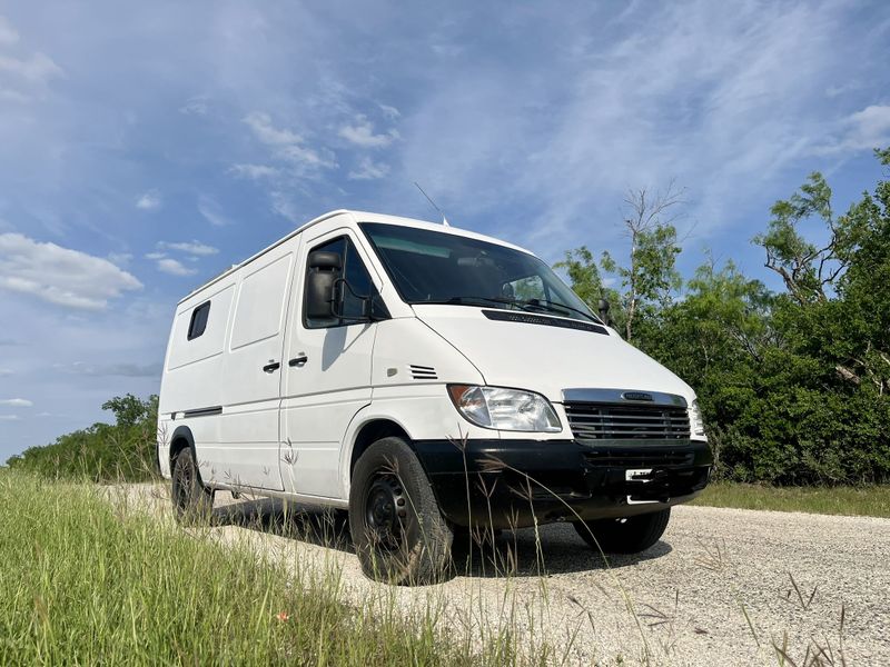 Picture 1/31 of a 2006 Freightliner Sprinter 2500 camper van for sale in Lockhart, Texas