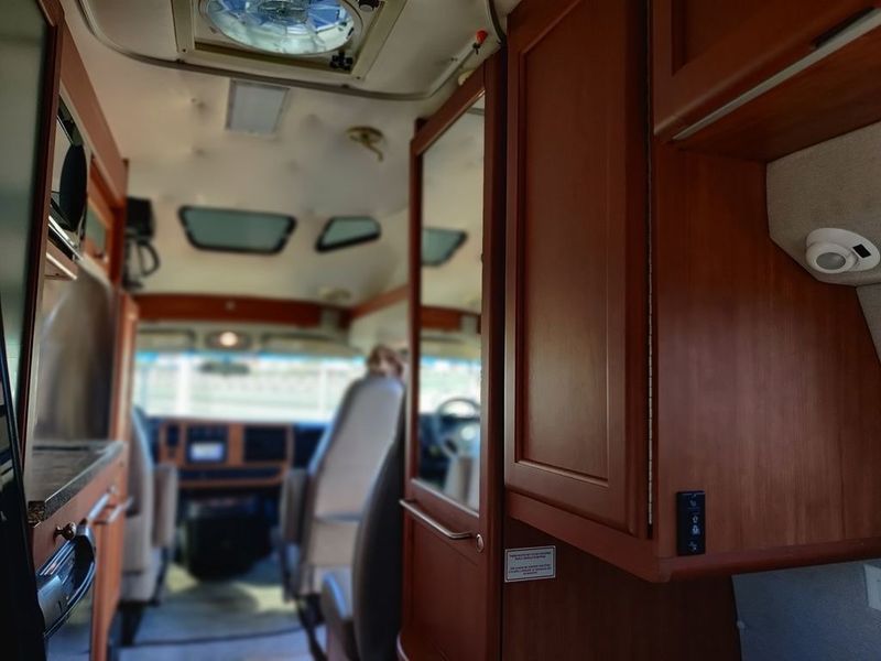 Picture 4/11 of a 2009 Roadtrek Popular 190 For Sale for sale in Tehachapi, California