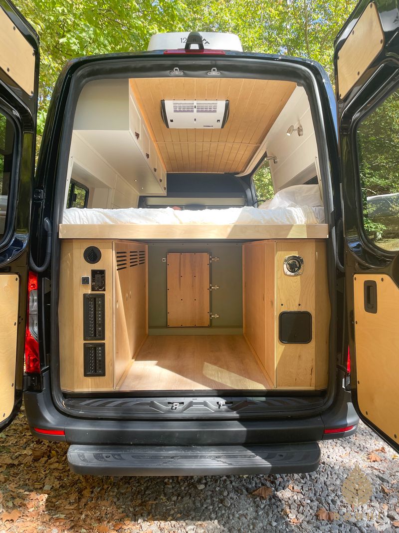 Picture 6/10 of a 4x4 Off Grid Sprinter for sale in Nashville, Tennessee