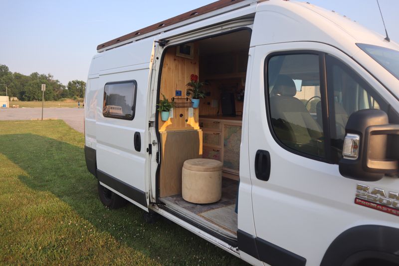 Picture 2/26 of a Fantastic, expertly converted camper van for sale in New Oxford, Pennsylvania