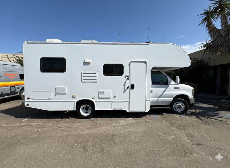 Picture 5/10 of a Ford E-350 Motorhome • L3H2 • Diesel • Self-Contained for sale in Phoenix, Arizona
