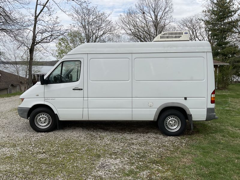 Picture 5/15 of a 2005 Freightliner Sprinter 2500 144 WB high roof for sale in Litchfield, Illinois