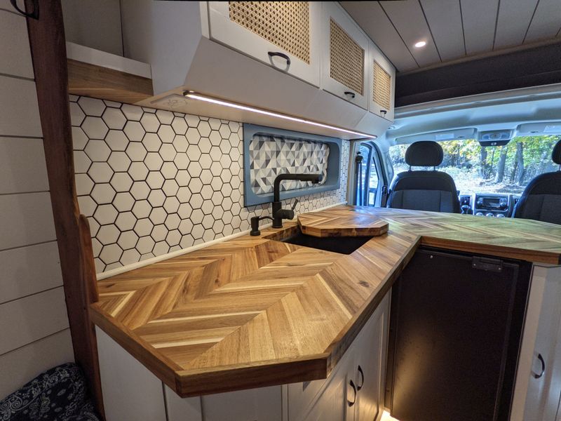 Picture 5/19 of a Off-grid, 4-season, Professionally-built Campervan. for sale in Spring Grove, Pennsylvania