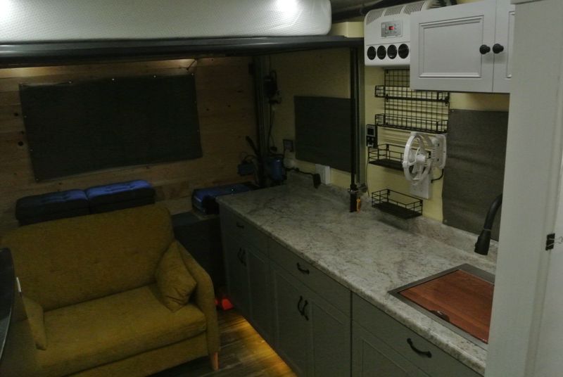 Picture 3/46 of a 2007 Ford E 450 Econoline Box Truck Traveling Nurse Home for sale in Kingman, Arizona