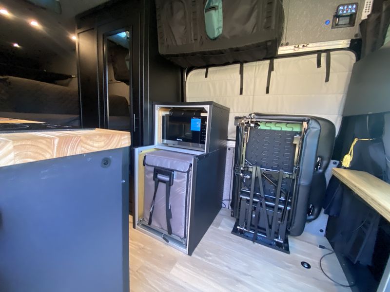 Picture 4/37 of a 13kWh LFP power w/ solar, A/C+Heat- Shower - Sleeps 4+ for sale in Canton, Texas