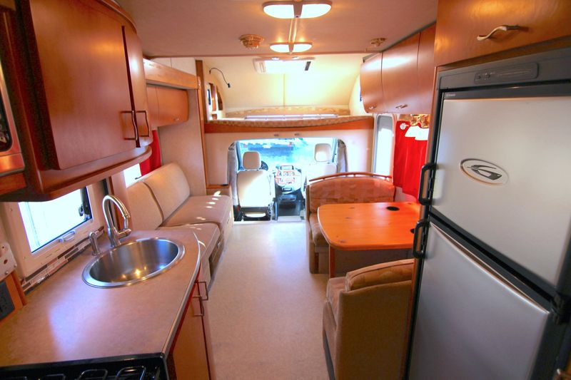 Picture 2/24 of a 2007 Vista Cruiser 4230, Slide-Out, Diesel for sale in El Cajon, California