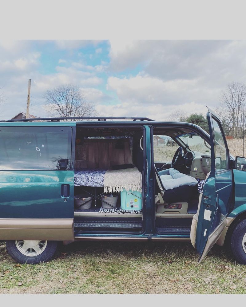 Picture 2/7 of a 2000 gmc safari  for sale in Kempton, Pennsylvania