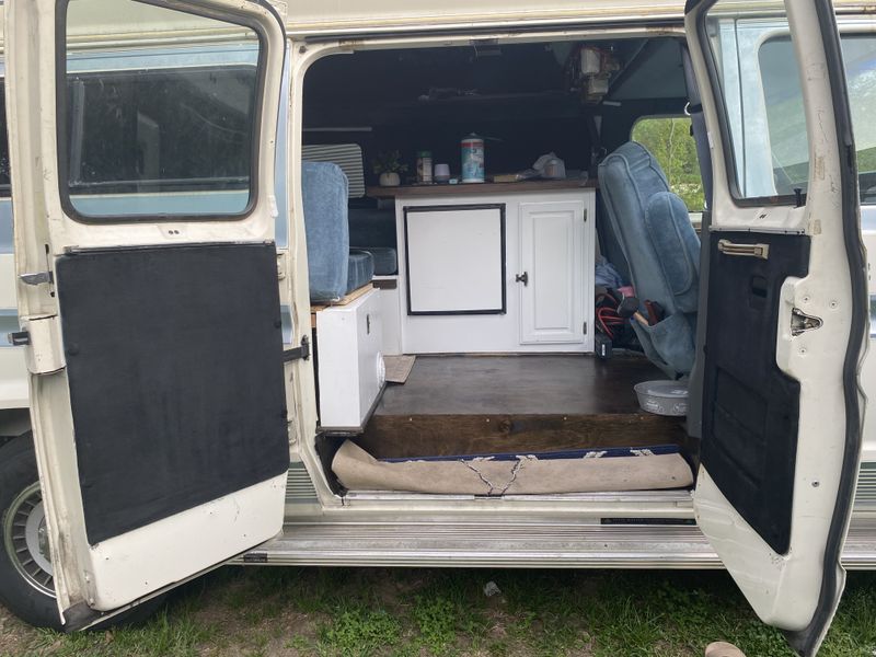 Picture 4/7 of a 1990 Ford Econoline E250 for sale in Mobile, Alabama