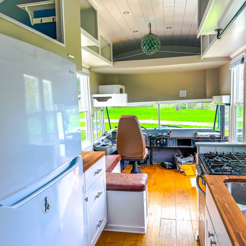 Picture 4/10 of a 2001 International 3800 T444E Off-Grid Skoolie for sale in Gates, Oregon