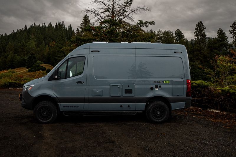 Picture 4/17 of a 2021 Pleasure-Way Rekon 4×4 for sale in Hood River, Oregon