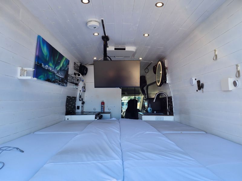 Picture 5/30 of a Full time home – low miles – generator & A/C – Ford Transit for sale in Los Angeles, California