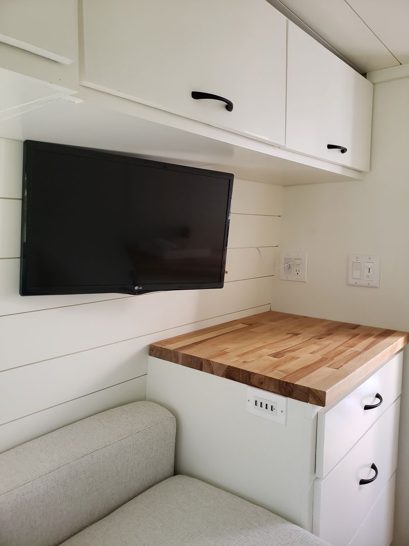 Picture 3/13 of a Off Grid Luxury 2020 Sprinter Fresh Professional  Conversion for sale in Grand Rapids, Michigan