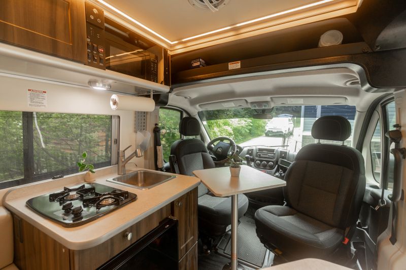 Picture 4/15 of a 2018 Carado Banff Class B Off-Grid OR Shore Power for sale in Zephyrhills, Florida