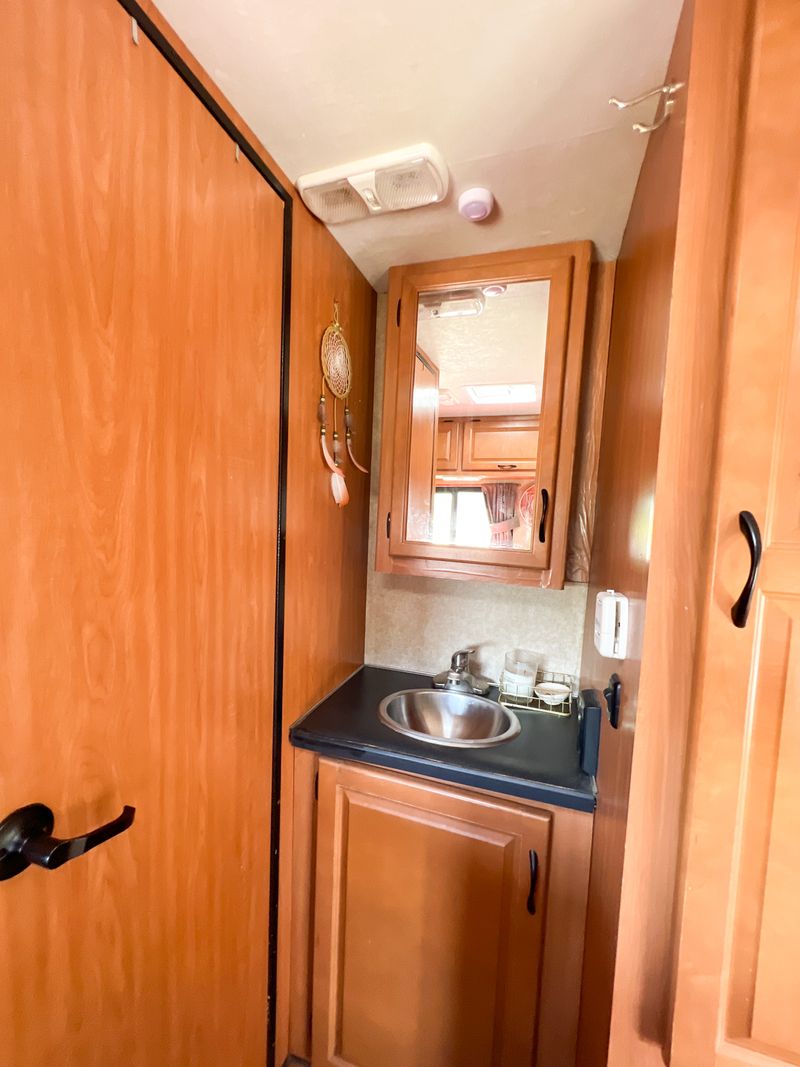 Picture 5/17 of a 2016 Thor Majestic 23A for sale for sale in Newburgh, New York