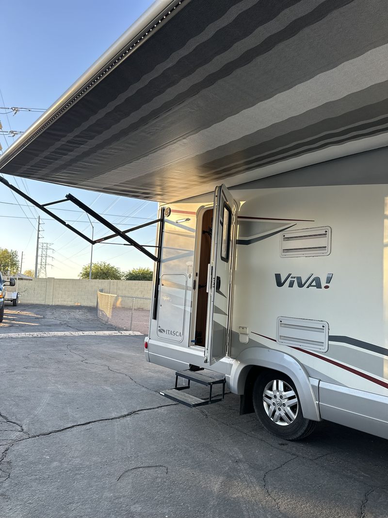 Picture 2/19 of a 2015 Winnebago Itasca Viva for sale in Mesa, Arizona