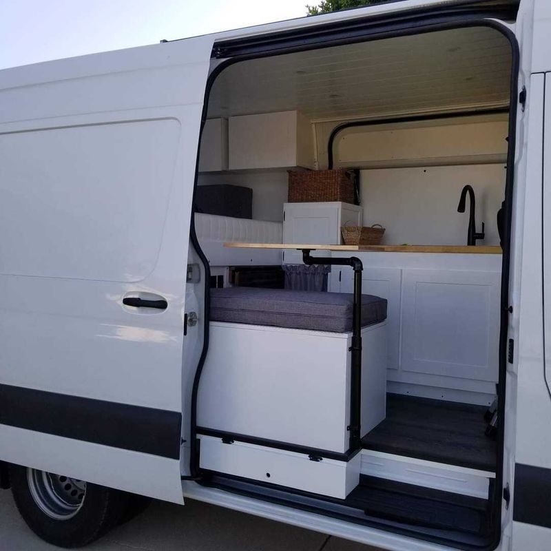 Picture 4/19 of a 2019 Mercedes Benz 3500 Sprinter Van for sale in Medford, Oregon