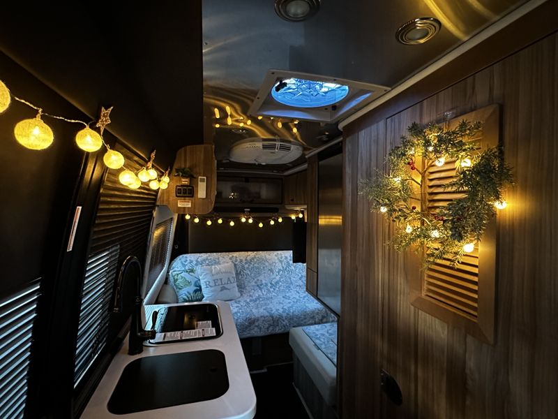 Picture 2/11 of a 2022 Airstream Interstate 19 Tommy Bahama Edition for sale in Las Vegas, Nevada