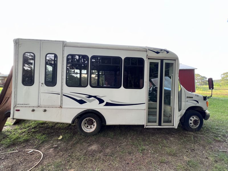 Picture 2/32 of a 2006 E-350 Chassis Shuttle Bus for sale in Hope, Arkansas