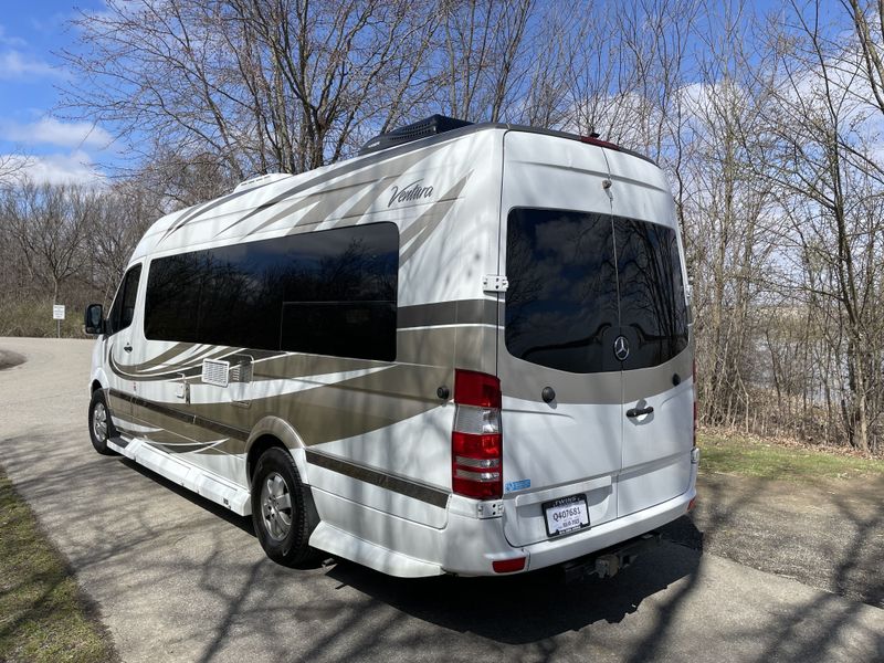 Class B RV For Sale: 2010 Mercedes Four Winds class B in Dublin, Ohio