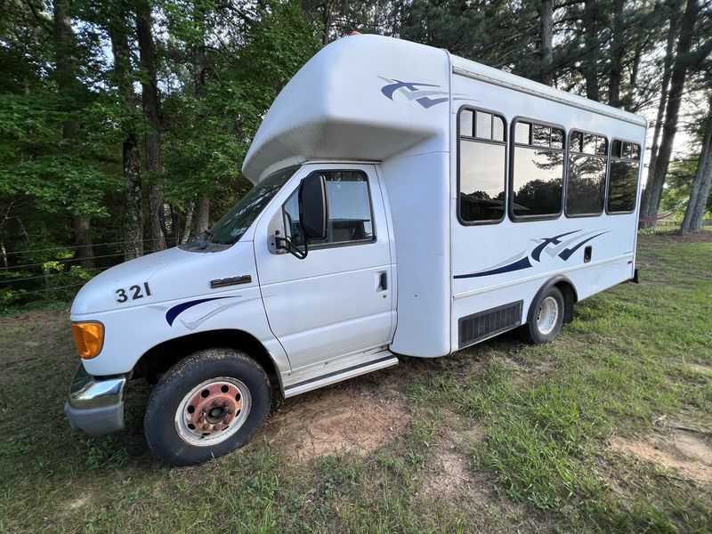 Picture 3/32 of a 2006 E-350 Chassis Shuttle Bus for sale in Hope, Arkansas