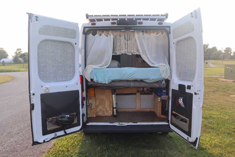 Picture 6/26 of a Fantastic, expertly converted camper van for sale in New Oxford, Pennsylvania