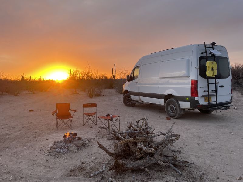 Picture 4/26 of a 2021 Frieghtliner/Mercedes Sprinter 144 4x4 Camper for sale in Saint Louis, Missouri