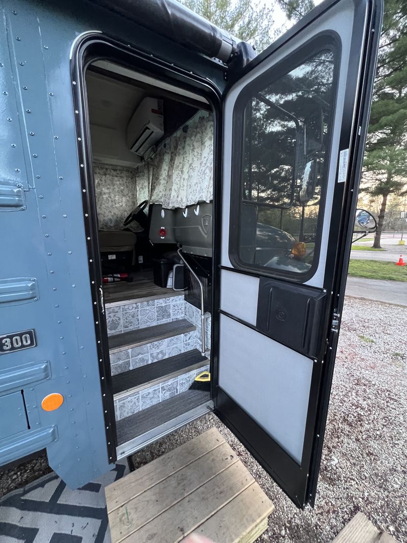Picture 3/35 of a 2005 International CE300 Custom Skoolie for sale in Benton Harbor, Michigan