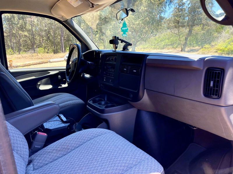 Picture 5/12 of a 18FT GMC SAVANA LOW MILES SOLAR POWERED for sale in Waialua, Hawaii