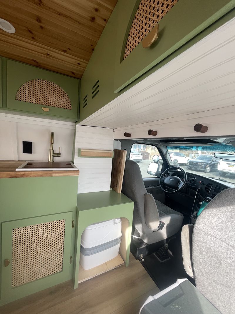 Picture 5/9 of a 4x4 Ford E350 EX-Ambulance for sale in San Diego, California