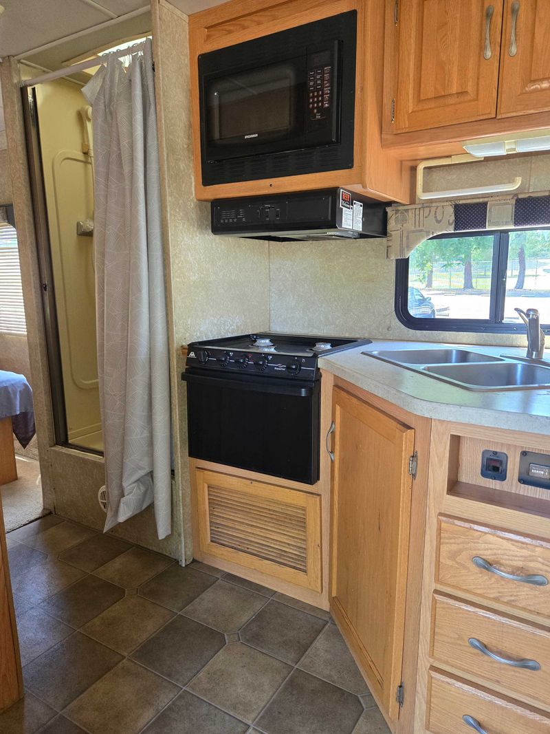 Picture 3/10 of a 2007 F450 4 wind clean title, amenities, Obo for sale in Sacramento, California