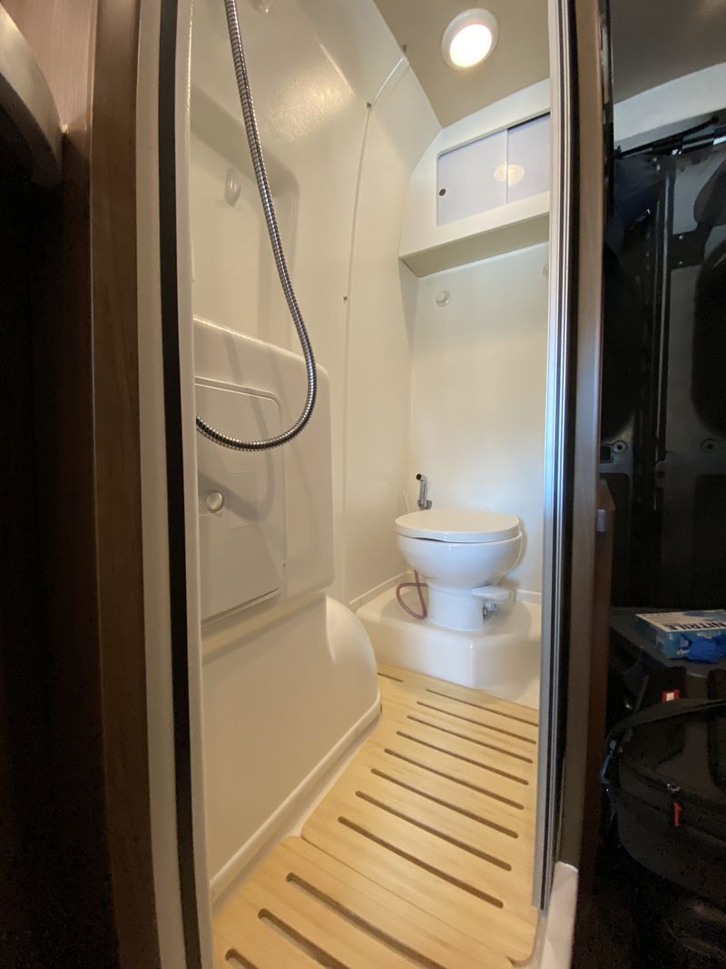 Picture 4/14 of a 2018 Winnebago Travato 59g for sale in Missoula, Montana