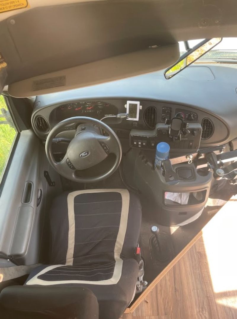 Picture 4/12 of a 2005 4x4 Ford E350 Super Duty Shuttle Bus for sale in Portland, Oregon
