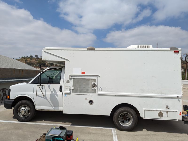 Picture 2/32 of a 2005 Chevy Express 3500 Box Truck for sale in Seattle, Washington