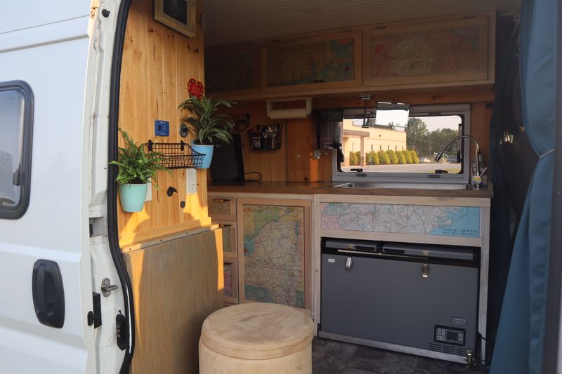 Picture 3/26 of a Fantastic, expertly converted camper van for sale in New Oxford, Pennsylvania