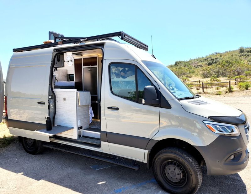 Picture 1/30 of a 4×4 144wb Mercedes Sprinter Glamp Camper for sale in Long Beach, California
