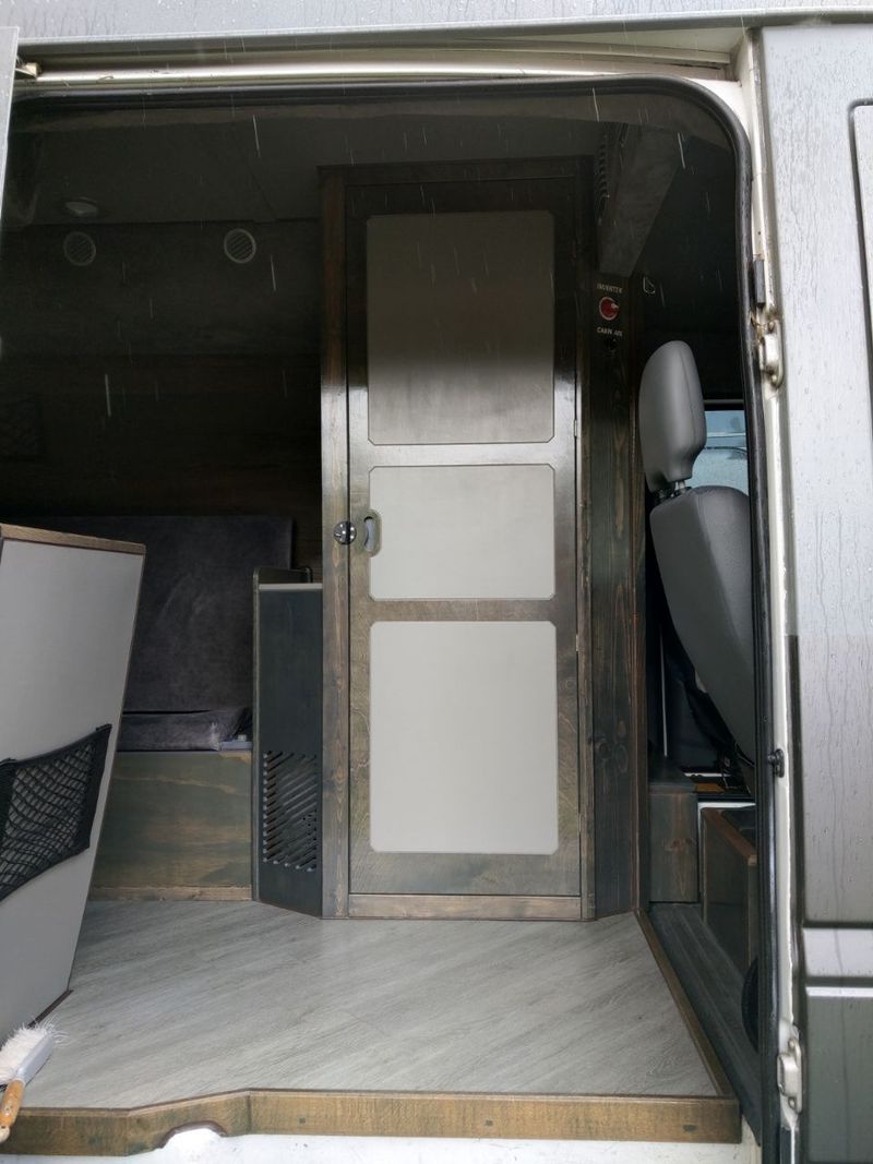 Picture 4/44 of a 2006 Dodge Sprinter Custom Camper for sale in Portland, Oregon