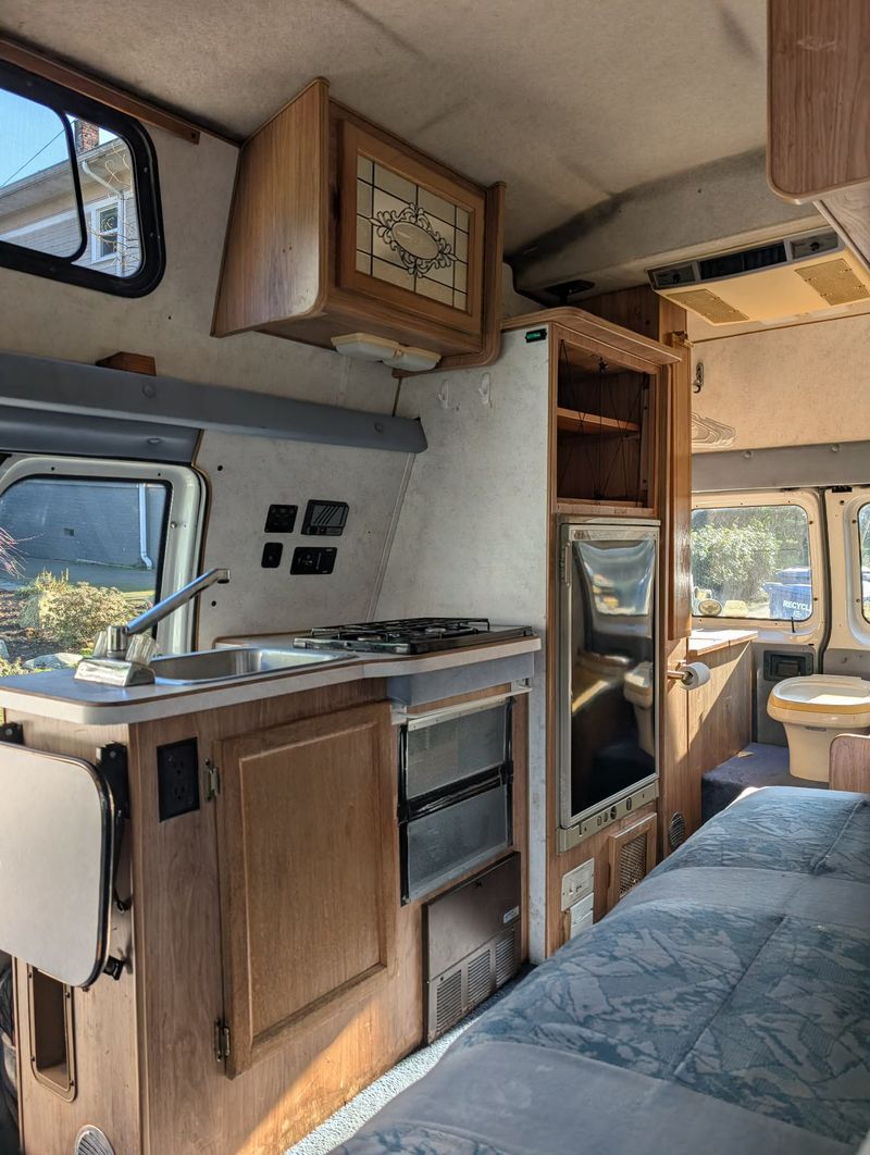 Picture 4/18 of a 1995 Ford Econoline Coachmen Camper for sale in Darien, Illinois