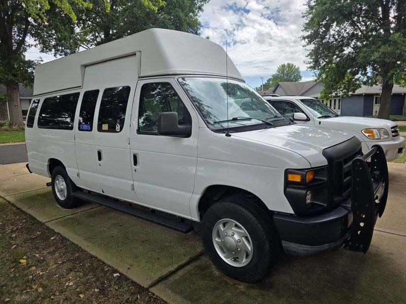 Picture 5/22 of a 2011 Ford E-350 SuperDuty 91,000 for sale in Lake Saint Louis, Missouri