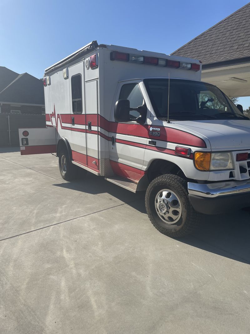 Picture 2/29 of a 2004 Ford E-350 Retired Ambulance for sale in Sulphur, Louisiana