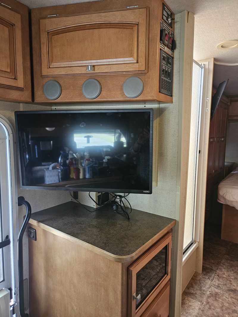 Picture 3/18 of a 2013 Winnebago Access for sale in Ocklawaha, Florida