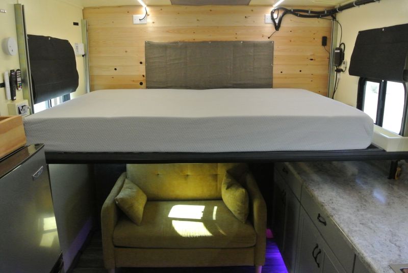 Picture 4/46 of a 2007 Ford E 450 Econoline Box Truck Traveling Nurse Home for sale in Kingman, Arizona