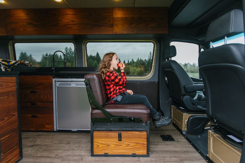 Picture 5/25 of a Beautiful 2019 Mercedes Benz Sprinter Custom Campervan for sale in Lake Oswego, Oregon
