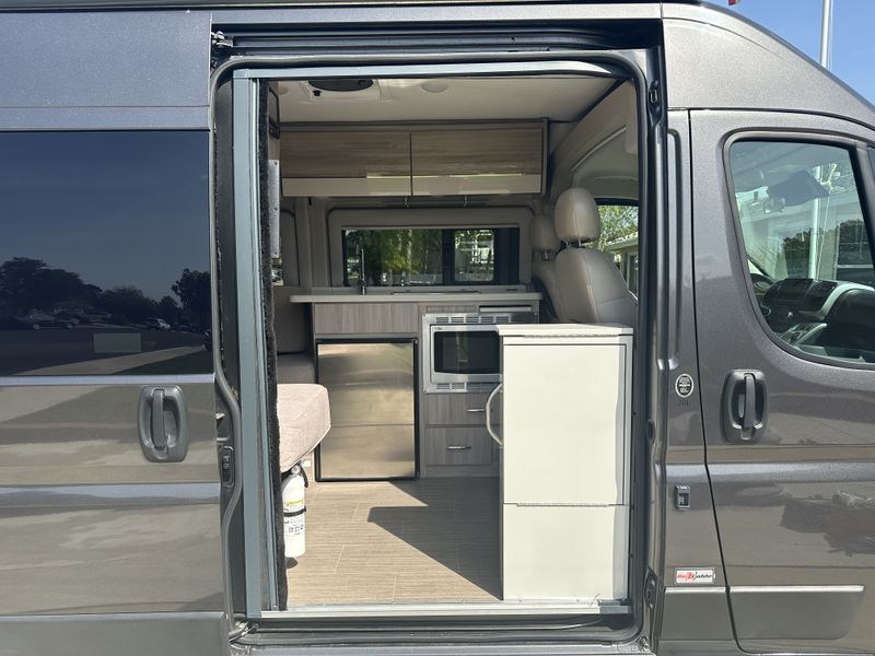 Picture 5/11 of a 2023 Thor Sequence 20L for sale in Thousand Oaks, California