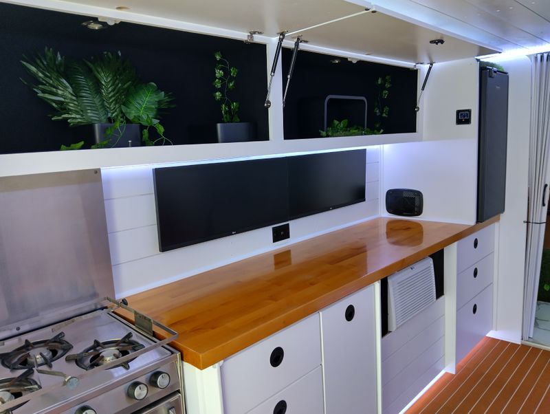 Picture 4/20 of a STEALTH BOX TRUCK 12x8 tiny home 21 foot total for sale in Saint Petersburg, Florida
