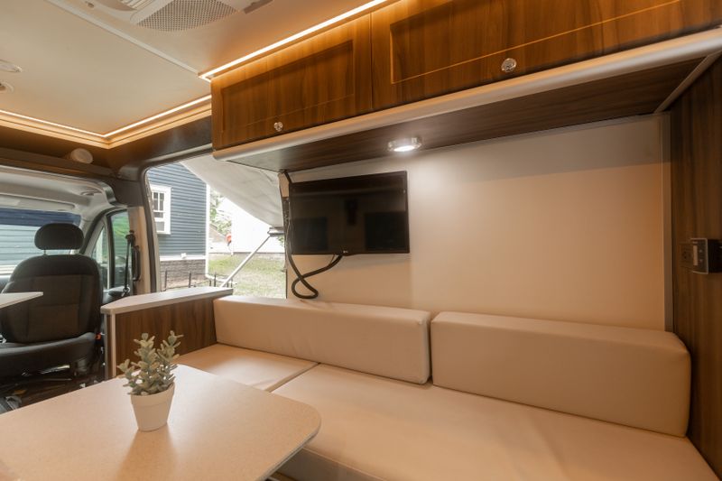 Picture 3/15 of a 2018 Carado Banff Class B Off-Grid OR Shore Power for sale in Zephyrhills, Florida