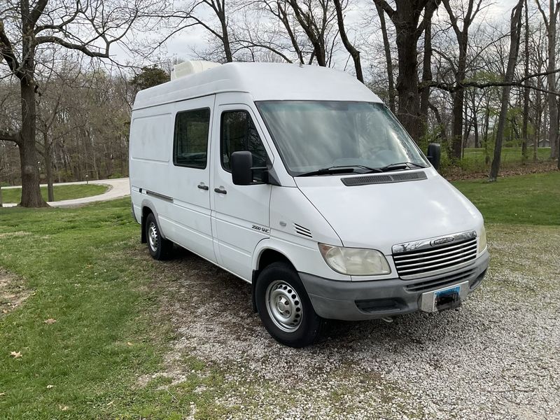 Picture 1/15 of a 2005 Freightliner Sprinter 2500 144 WB high roof for sale in Litchfield, Illinois