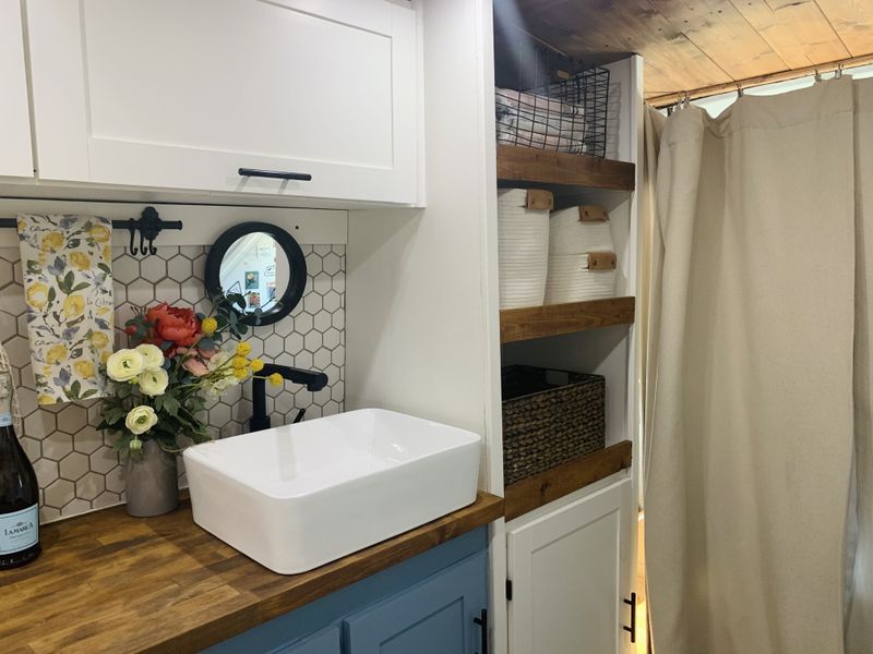 Picture 5/18 of a 2019 Ford Transit Farmhouse Campervan for sale in Austin, Texas